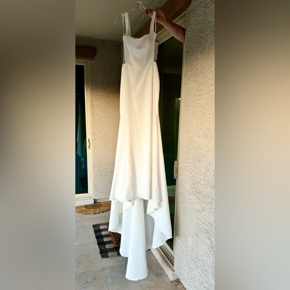 Chic Ivory Bridal Gown with Button Detail - Picture 6 of 12